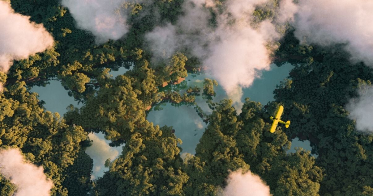 Plano general de una avioneta amarilla sobrevolando un paisaje verde en el que estan ubicados dos hoteles sustentables