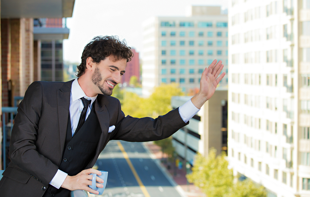 Empleado de hotel siendo gentil con huespedes, como resultado de la implementacion de motivacion laboral